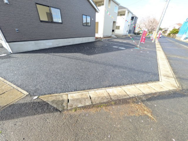 ひたちなか市平磯遠原町　第2　新築戸建て　4号棟の駐車場|駐車4台可能で、出し入れしやすいゆとりのカースペース。
月々の駐車場代が不要な点も大きな魅力です。