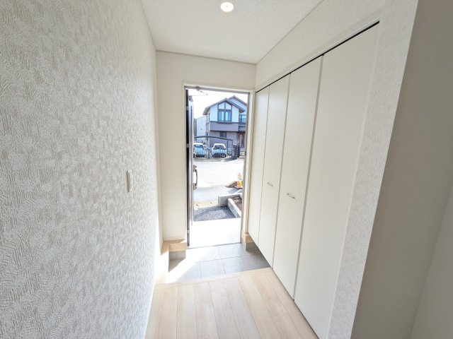 ひたちなか市平磯遠原町　第2　新築戸建て　4号棟の玄関|家族全員の靴がスッキリ片付く大容量シューズボックス完備。お客様を気持ちよく迎えられる、明るく清潔感あふれる玄関です。