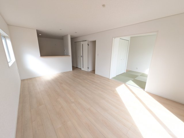 ひたちなか市平磯遠原町　第2　新築戸建て　4号棟の居間・リビング|家族の会話が自然と弾む、広々としたゆとりのLDK。南西向きの窓からたっぷりの光が射し込む明るく快適な空間です。