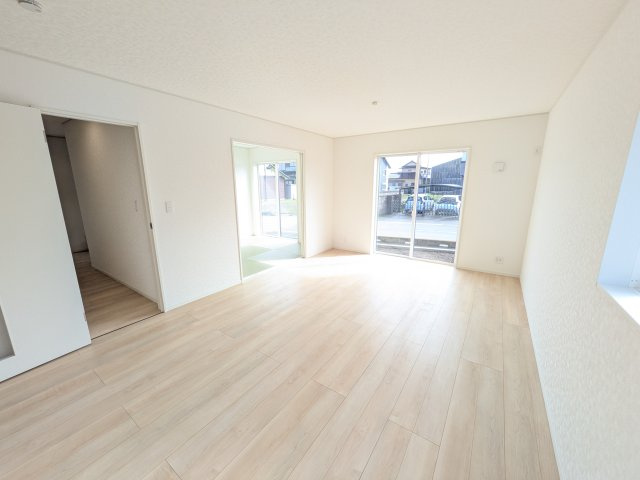 ひたちなか市平磯遠原町　第2　新築戸建て　4号棟の居間・リビング|居心地の良いデザインと機能性を両立。ご友人を招いたり、趣味を楽しんだり、様々なシーンで活躍する団らんの中心地です。