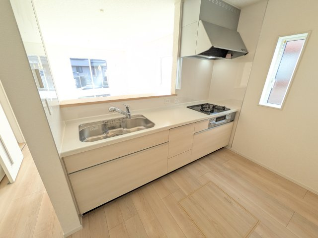 ひたちなか市平磯遠原町　第2　新築戸建て　4号棟のキッチン|対面式カウンターでリビングとの一体感を演出。使いやすい動線と豊富な収納で、毎日の料理時間も快適に過ごせます。