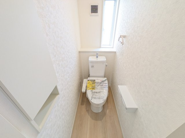 ひたちなか市平磯遠原町　第2　新築戸建て　4号棟のトイレ|少ない水でもパワフルに洗浄する節水設計。清潔さと機能性を両立させた、毎日気持ち良く使えるトイレ空間です。