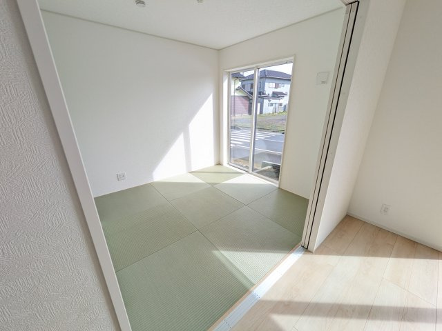 ひたちなか市平磯遠原町　第2　新築戸建て　4号棟の和室|琉球畳の和室は陽当たりも良く、落ち着ける空間です♪
リビングとの続き間になっているので、お子様の遊ぶスペースやお昼寝などにも使えます！
押し入れもあり収納にも困りません♪