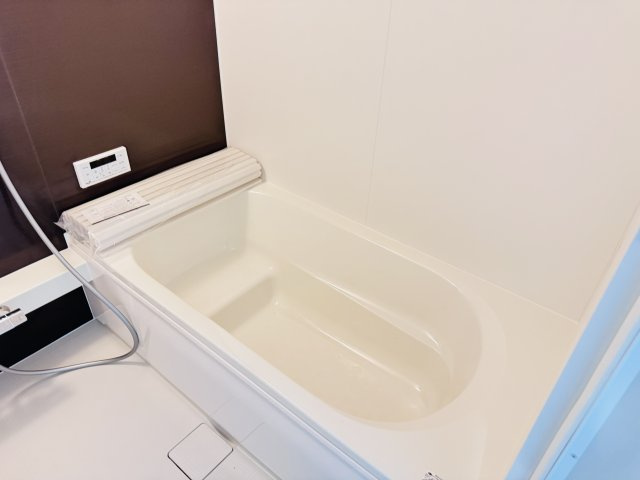 流山市こうのす台新築戸建【江戸川台小学校：9分】の浴室|足を伸ばせる広々浴槽で毎日リラックス♪