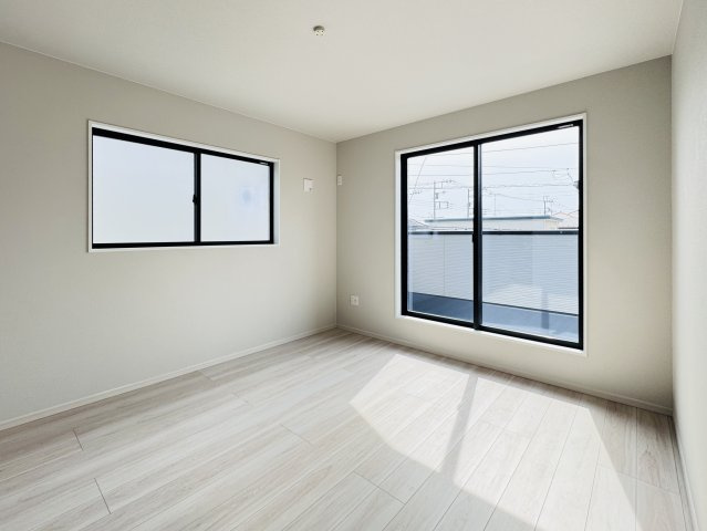 流山市こうのす台新築戸建【江戸川台小学校：9分】の寝室|10.7帖寝室・南側バルコニー前の明るいお部屋です♪