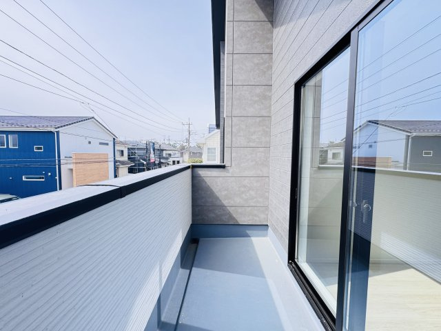 流山市こうのす台新築戸建【江戸川台小学校：9分】のバルコニー|寝室前南向きバルコニー・日当たり良好♪