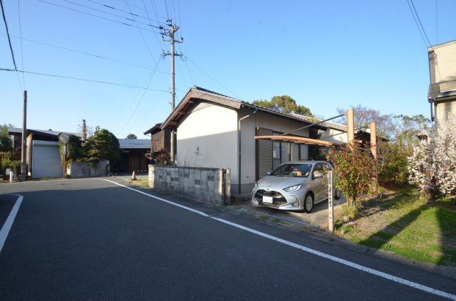 中古住宅　遠賀町若葉台7-7の外観|前面道路（幅員6ｍ）