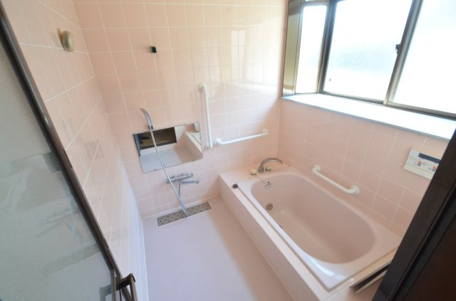 中古住宅　遠賀町若葉台7-7の浴室|追い炊き付き