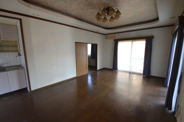 中古住宅　遠賀町若葉台7-7の居間・リビング|天井が高いです。