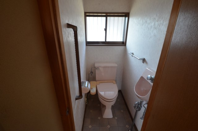 中古住宅　遠賀町若葉台7-7のトイレ|手すり付き