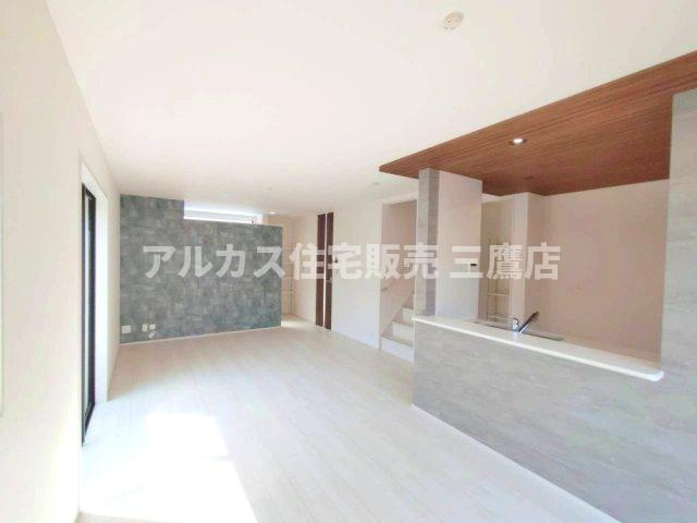 京王線 調布駅バス22分北ノ台小学校停歩4分 新築戸建 調布市深大寺北町2丁目の居間・リビング