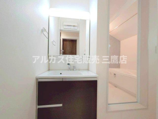 京王線 調布駅バス22分北ノ台小学校停歩4分 新築戸建 調布市深大寺北町2丁目の独立洗面台