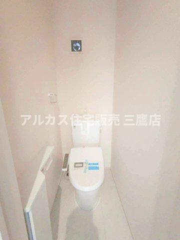 京王線 調布駅バス22分北ノ台小学校停歩4分 新築戸建 調布市深大寺北町2丁目のトイレ