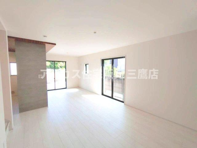 京王線 調布駅バス22分北ノ台小学校停歩4分 新築戸建 調布市深大寺北町2丁目の居間・リビング
