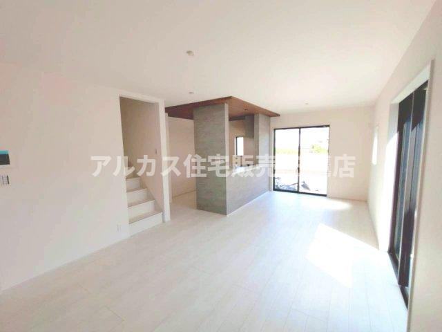 京王線 調布駅バス22分北ノ台小学校停歩4分 新築戸建 調布市深大寺北町2丁目の居間・リビング