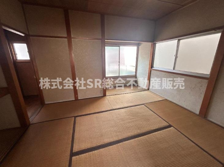 横小路町4丁目中古戸建の寝室|リフォームや住宅ローン・東大阪市の不動産の事なら弊社にお任せ下さいませ！
各地域の特徴・グルメ・裏道やその他、細かい情報等も熟知した
東大阪市出身のスタッフが新生活を送るお客様をサポート致します！