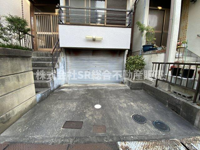 横小路町4丁目中古戸建の駐車場|お車をお持ちの方には必要な駐車場はシャッタ付き車庫（車種による）です！雨風からお車を守れます！自転車・バイクを置けるスペースもあります！