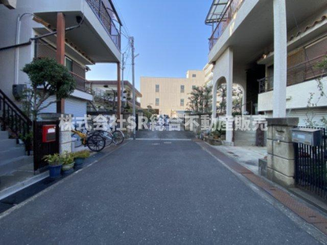 横小路町4丁目中古戸建の前面道路含む現地写真|前面道路含む現地写真です