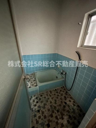 横小路町4丁目中古戸建の浴室|お風呂には窓もあり、換気がバッチリとできます☆