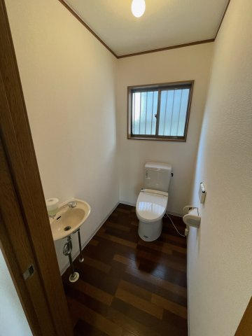 鳥羽倉庫付戸建のトイレ