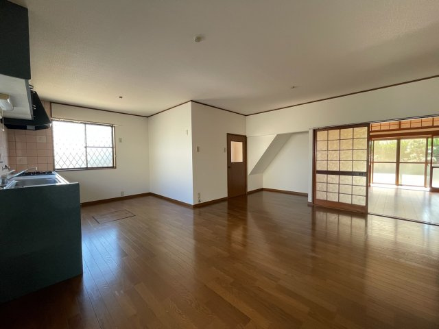 鳥羽倉庫付戸建の居間・リビング