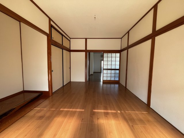 鳥羽倉庫付戸建の居間・リビング