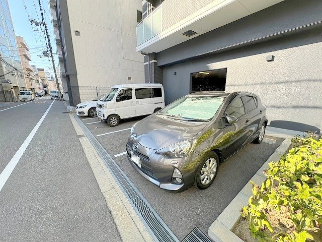 La　Douceur新大阪の駐車場