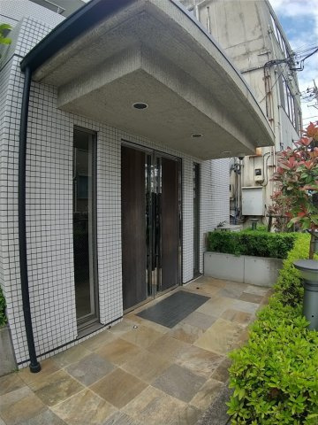 船橋市薬円台５丁目の賃貸マンションのエントランス