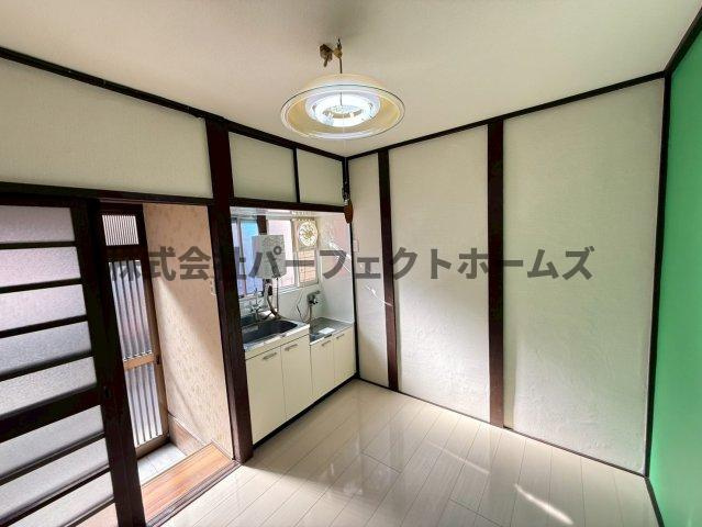 高柳7丁目戸建　賃貸の内装|明るい色調の室内です