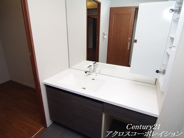 使い勝手の良い独立洗面台付き！