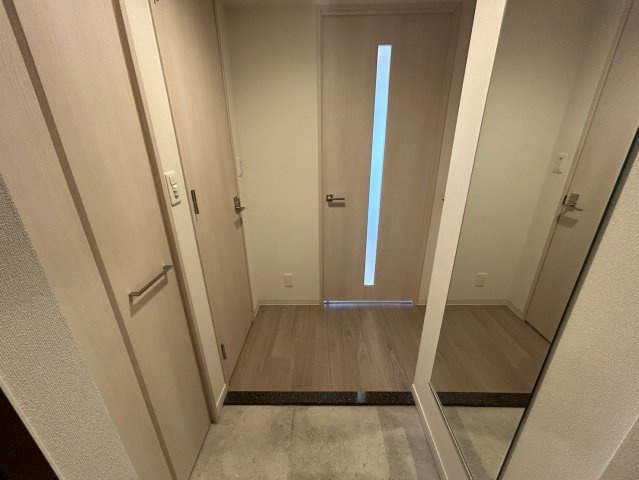 プレサンス福島ミッドエルの玄関