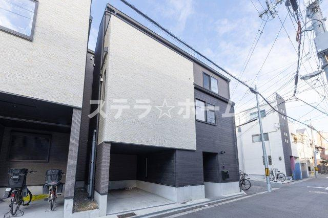 大阪府大阪市城東区野江3丁目　中古一戸建の外観|こちらは物件外観写真です。
築浅物件ですので外観もとてもきれいです◎
車通りの少ない閑静な住宅街なので落ち着いた暮らしができます♪
駐車1台可能なスペースあります。