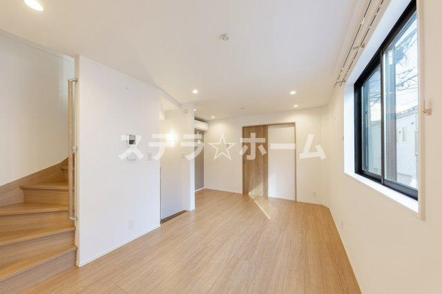 大阪府大阪市城東区野江3丁目　中古一戸建の居間・リビング|明るいリビング空間
陽当たり良好◎