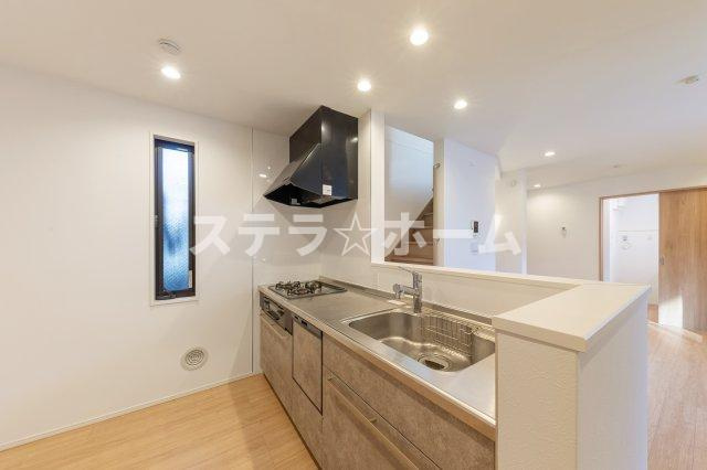 大阪府大阪市城東区野江3丁目　中古一戸建のキッチン|人気の対面式キッチンです。
食洗機も完備されておりますので忙しいご家庭にもラクラク家事をして頂けます♪
リビングに面しているので、目の離せないお子様の様子を見ながらでもお料理をして頂けます◎