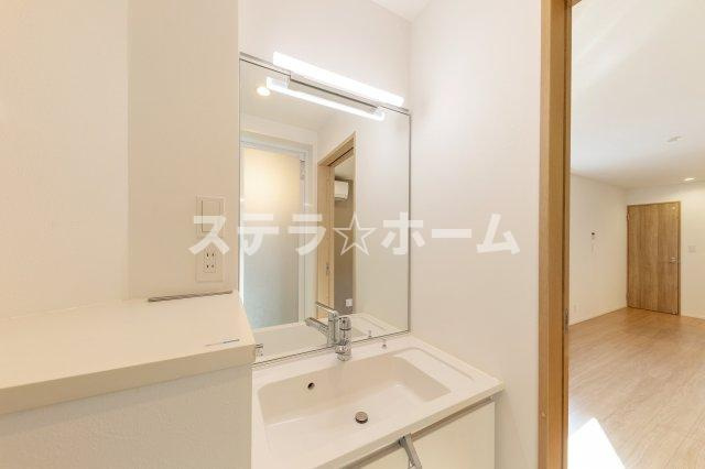 大阪府大阪市城東区野江3丁目　中古一戸建の独立洗面台|毎日の身支度に欠かせない洗面化粧台です。
大きな鏡と広い洗面台が嬉しいですね♪
容量たっぷりの広々設計ながら、両サイドには物置スペースを確保しております◎
よく使う物の一時置きに便利です＾＾