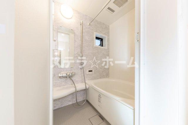 大阪府大阪市城東区野江3丁目　中古一戸建の浴室|浴室に窓がございます＾＾☆
窓を開けるだけで空気の入れ替えができ、換気が可能なので電気代の節約にもなります。
窓を開けて吸気をしつつ換気扇で排気すれば、効率的な換気が可能でカビ防止にも繋がりますよ◎