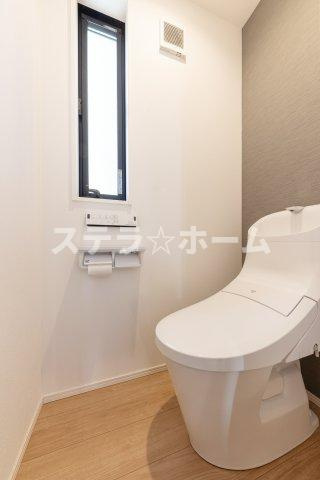 大阪府大阪市城東区野江3丁目　中古一戸建のトイレ|最近増えてきている・・シャワートイレと便器が一体になっているタイプのトイレです。便座と便器に一体感のあるデザインで、凹凸が少なく掃除がしやすいですよ☆床やクロスも清潔感があります♪