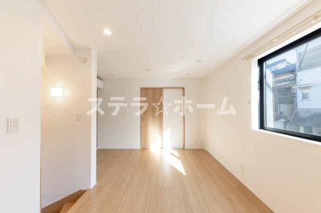 大阪府大阪市城東区野江3丁目　中古一戸建の洋室|明るい洋室です