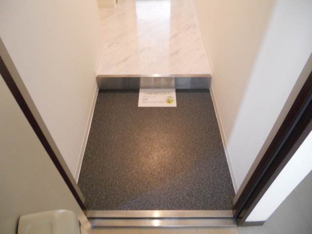 シャルマンビルの玄関