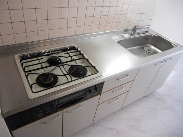シャルマンビルのキッチン|３口ガスシステムキッチン