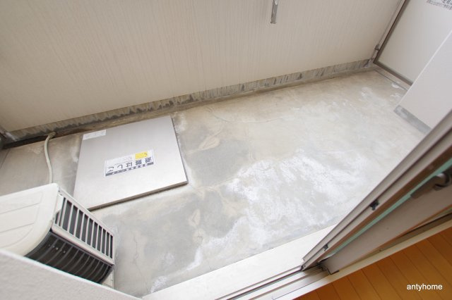 TMK江坂　仲介手数料無料のバルコニー