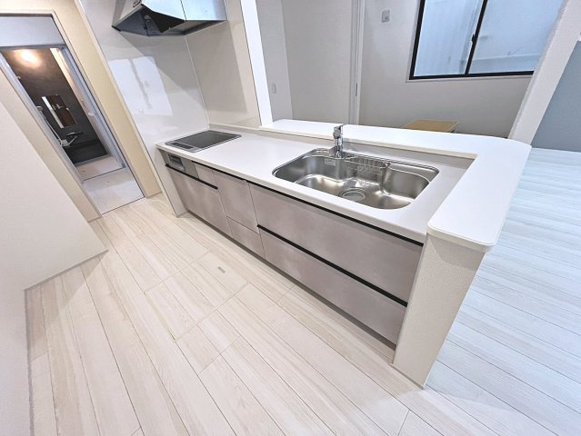 新築戸建・新築建売　福島市渡利舟場　渡利小・渡利中のキッチン|カウンター越しに会話が弾み、家族とのつながりを感じられる対面キッチンです！