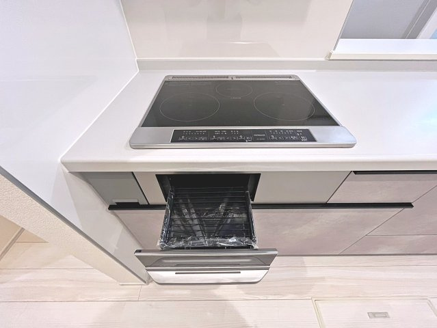 新築戸建・新築建売　福島市渡利舟場　渡利小・渡利中のキッチン|IHクッキングヒーターで火災の心配を軽減してくれます！フラットなのでお掃除がしやすい！
