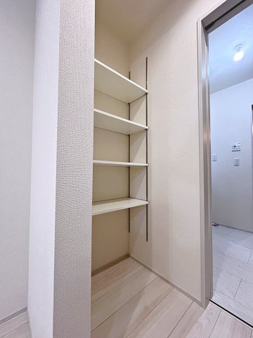新築戸建・新築建売　福島市渡利舟場　渡利小・渡利中の収納|キッチンにはパントリー収納がございます！食品や防災グッズなどの保管に便利です！

