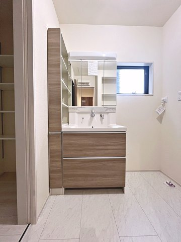 新築戸建・新築建売　福島市渡利舟場　渡利小・渡利中の独立洗面台|収納棚が豊富な三面鏡洗面台は、洗面台に物を置かずすっきり清潔に保つことができます！