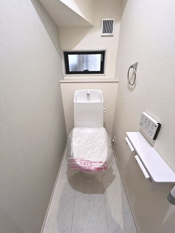 新築戸建・新築建売　福島市渡利舟場　渡利小・渡利中のトイレ|白を基調としており小窓で換気ができるので清潔感のある空間。ペーパーホルダーが2つあるのも便利です！