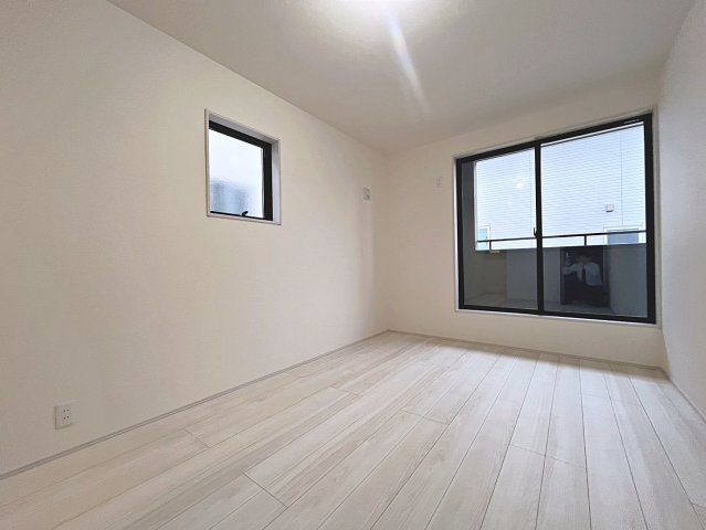 新築戸建・新築建売　福島市渡利舟場　渡利小・渡利中の洋室|7帖の洋室は自然光が長時間入る2面採光で明るく気持ちの良いプライベート空間です！
