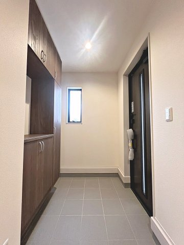 新築戸建・新築建売　福島市渡利舟場　渡利小・渡利中の玄関|小窓付きの玄関は明るく大容量のシューズボックス付きです！
