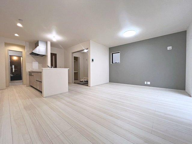 新築戸建・新築建売　福島市渡利舟場　渡利小・渡利中の居間・リビング|18帖のLDKはアクセントクロスがおしゃれ！3帖の和室と合わせると21帖の開放的な空間です！