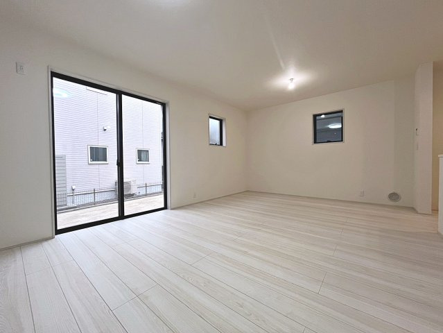 新築戸建・新築建売　福島市渡利舟場　渡利小・渡利中の居間・リビング|南側の大きな窓から日差しが入り明るいリビングはご家族皆さんの憩いの場です！